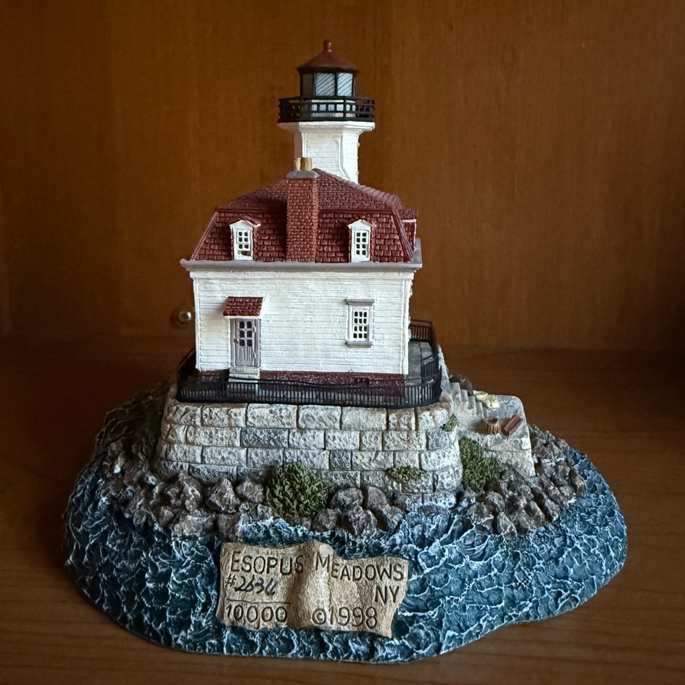 Esopus Meadows NY ‎ Lighthouse Model. HARBOUR LIGHTS COLLECTION -
#231